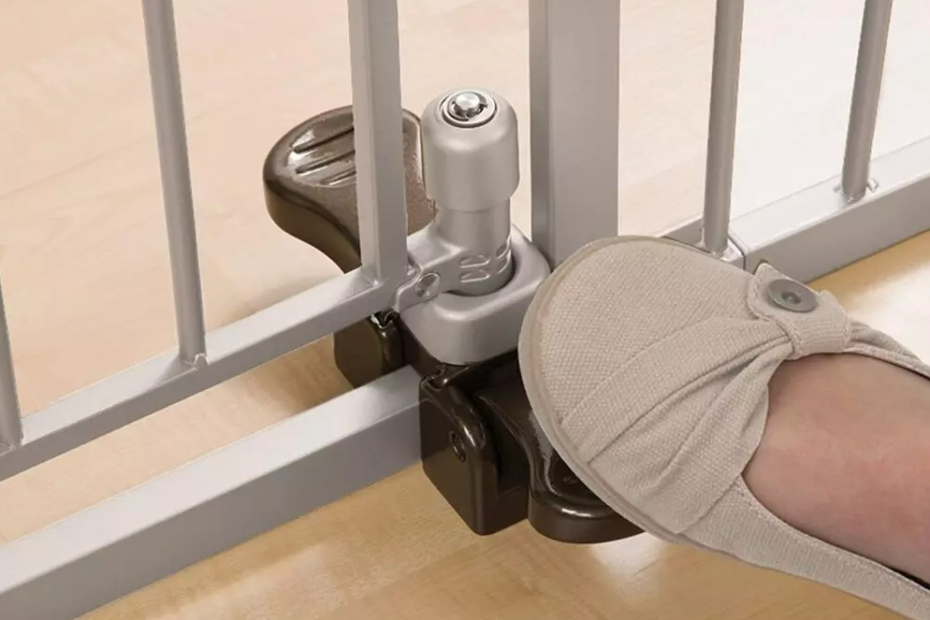 Baby Gate With Foot Pedal