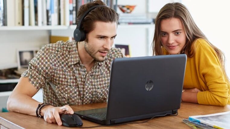 A male and female uisng a HP Pavilion Gaming notebook with a HP